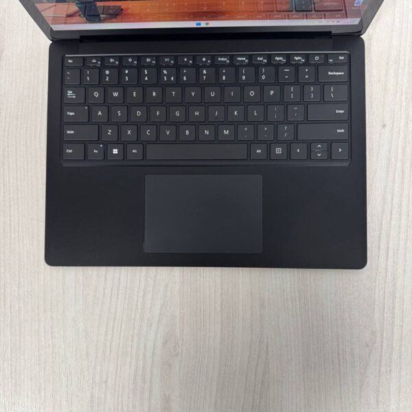 Ультрабук Б-клас Microsoft Surface Laptop 4 / 13.5" (2256x1504) IPS Touch / AMD Ryzen 5 4680U (6 (12) ядер по 2.2 - 4.0 GHz) / 16 GB DDR4 / 256 GB SSD NVMe / AMD Radeon RX Vega 7 Graphics / WebCam - Зображення 7