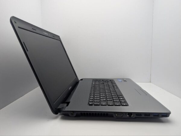 Ноутбук Medion Akoya P7624 / 17.3" (1600x900) TN / Intel Core i5-2450M (2 (4) ядра по 2.5 - 3.1 GHz) / 6 GB DDR3 / 320 GB HDD / nVidia GeForce GT 630M, 1 GB GDDR3, 128-bit / WebCam / АКБ не держит - Зображення 4