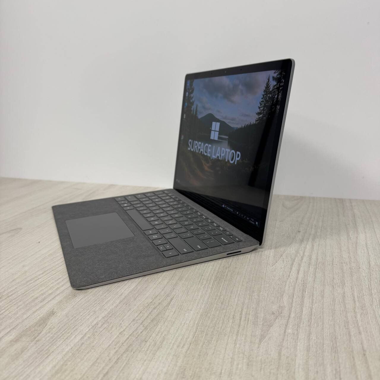 Ультрабук Microsoft Surface Laptop 3 / 13.5" (2256x1504) IPS Touch / Intel Core i5-1035G7 (4 (8) ядра по 1.2 - 3.7 GHz) / 8 GB DDR4 / 256 GB SSD NVMe / Intel Iris Plus Graphics / WebCam - Зображення 5