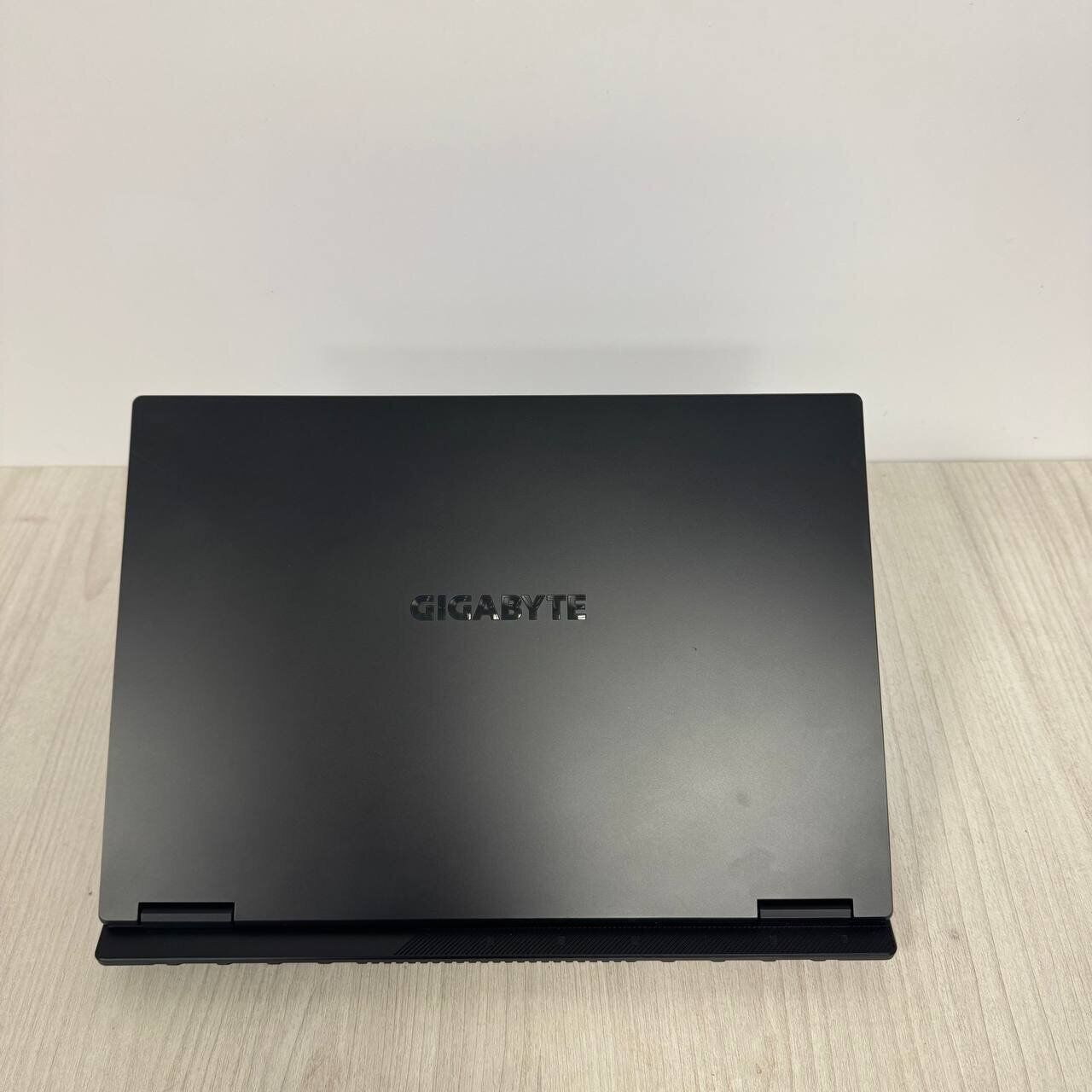 Ігровий ноутбук Gigabyte Gaming A16 CVH / 16" (2560x1600) IPS / Intel Core i7-13620H (10 (16) ядер по 2.4 - 4.9 GHz) / 32 GB DDR5 / 1000 GB SSD NVMe / nVidia GeForce RTX 5060, 8 GB GDDR7, 128-bit / WebCam - Зображення 3
