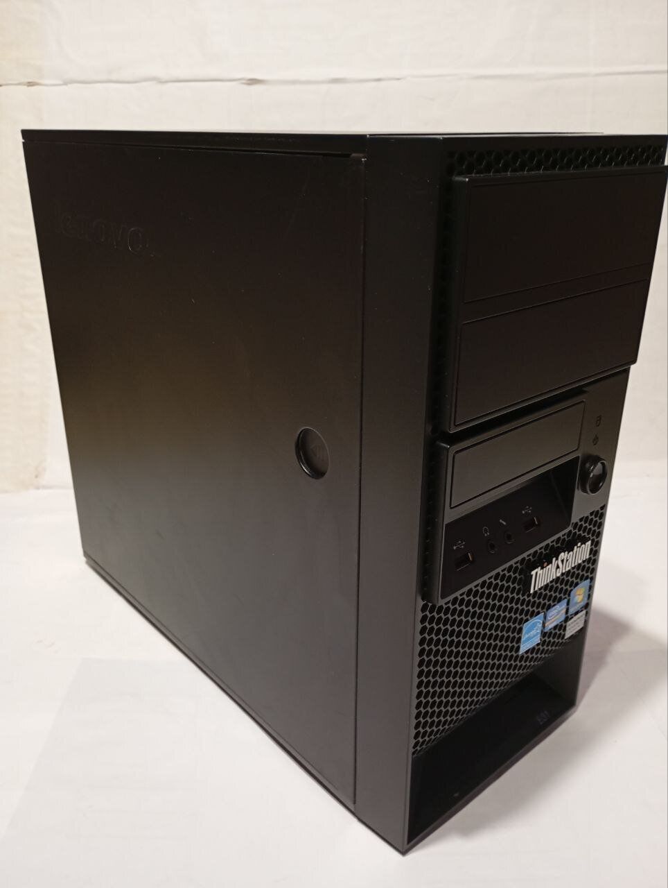 Робоча станція Lenovo ThinkStation E31 Tower / Intel Xeon E3-1230 v2 (4 (8) ядра по 3.3 - 3.7 GHz) / 10 GB DDR3 / 240 GB SSD + 200 GB HDD / nVidia NVS 300, 512 MB DDR3, 64-bit - Зображення 3