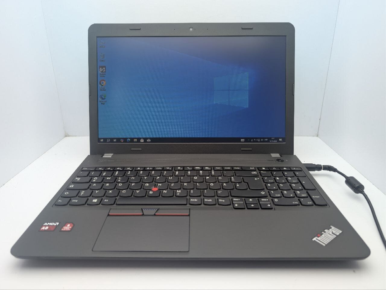 Ноутбук Lenovo ThinkPad E555 / 15.6" (1366x768) TN / AMD A8-7100 (4 ядра по 1.8 - 3.0 GHz) / 8 GB DDR3 / 500 GB HDD / AMD Radeon R5 Graphics / WebCam / АКБ не тримає - Зображення 2