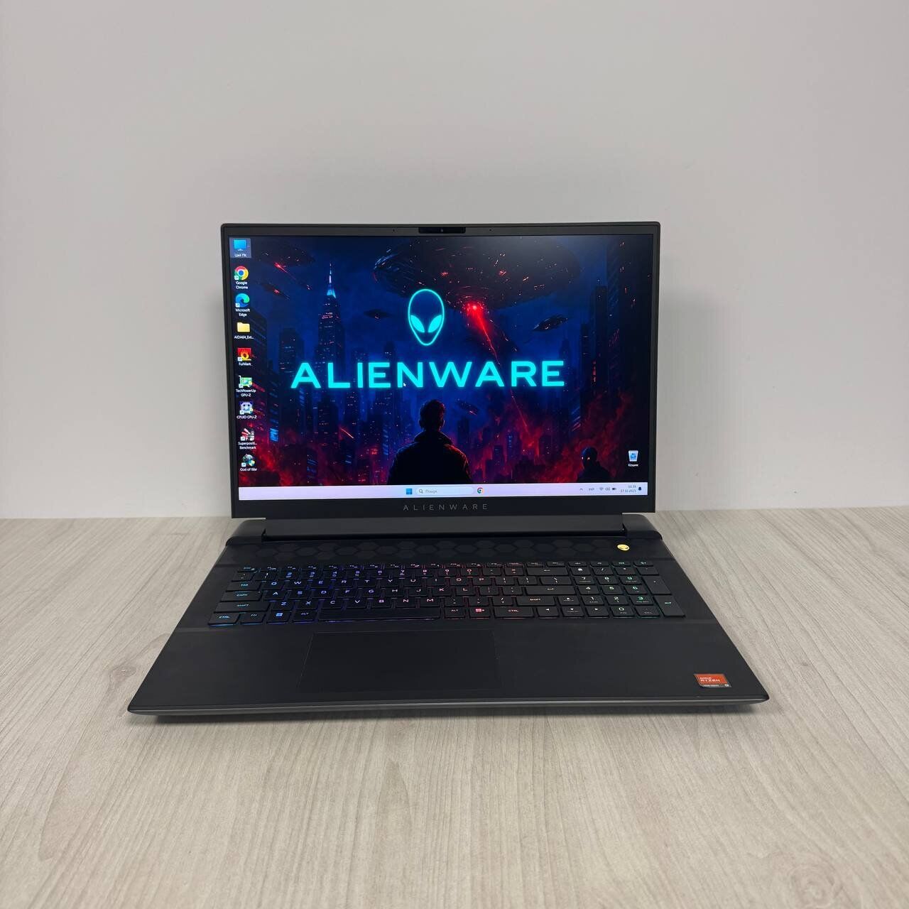 Ігровий ноутбук Б-клас Dell Alienware m18 R1 / 18" (1920x1200) IPS / AMD Ryzen 9 7845HX (12 (24) ядер по 3.0 - 5.2 GHz) / 16 GB DDR5 / 512 GB SSD NVMe / nVidia GeForce RTX 4070, 8 GB GDDR6, 128-bit / WebCam - Зображення 2