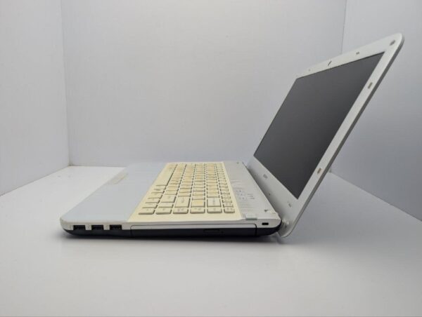 Ноутбук Sony VPCEA / 14" (1366x768) TN / Intel Core i3-350M (2 (4) ядра по 2.2 GHz) / 6 GB DDR3 / 320 GB HDD / Intel HD Graphics / WebCam / DVD-ROM - Зображення 5