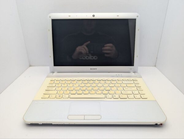 Ноутбук Sony VPCEA / 14" (1366x768) TN / Intel Core i3-350M (2 (4) ядра по 2.2 GHz) / 6 GB DDR3 / 320 GB HDD / Intel HD Graphics / WebCam / DVD-ROM - Зображення 3