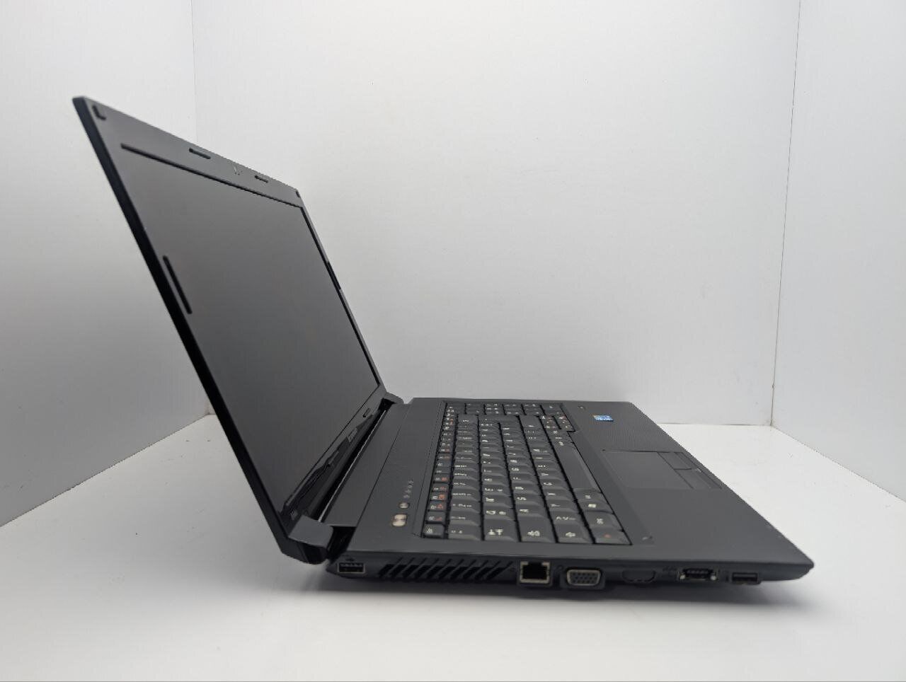 Ноутбук Lenovo B560 / 15.6" (1366x768) TN / Intel Core i3-380M (2 (4) ядра по 2.5 GHz) / 6 GB DDR3 / 320 GB HDD / Intel HD Graphics / WebCam / DVD-ROM - Зображення 4