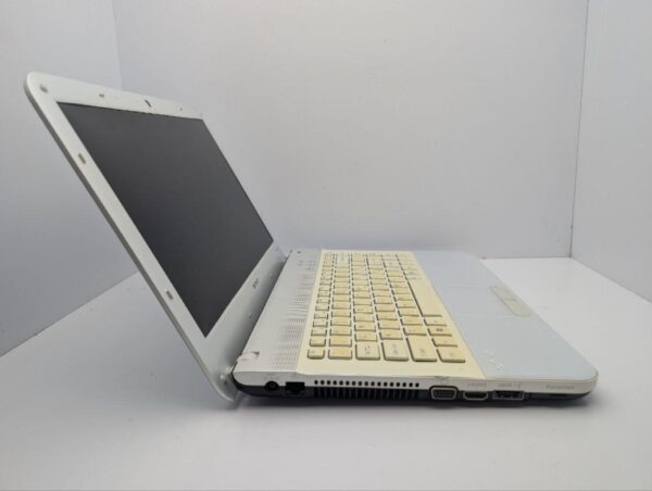 Ноутбук Sony VPCEA / 14" (1366x768) TN / Intel Core i3-350M (2 (4) ядра по 2.2 GHz) / 6 GB DDR3 / 320 GB HDD / Intel HD Graphics / WebCam / DVD-ROM - Зображення 4