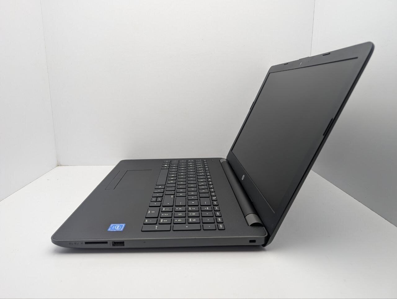 Ноутбук HP 250 G6 / 15.6" (1366x768) TN / Intel Core i3-6006U (2 (4) ядра по 2.0 GHz) / 8 GB DDR4 / 240 GB SSD / AMD Radeon 520, 2 GB GDDR3, 64-bit / WebCam - Зображення 4