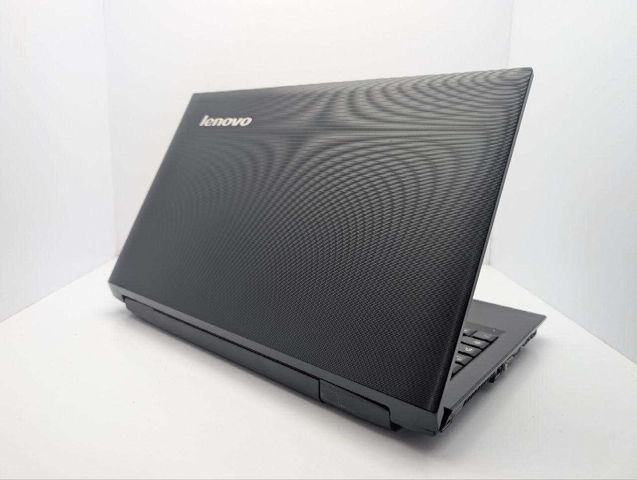 Ноутбук Lenovo B560 / 15.6" (1366x768) TN / Intel Core i3-380M (2 (4) ядра по 2.5 GHz) / 6 GB DDR3 / 320 GB HDD / Intel HD Graphics / WebCam / DVD-ROM - Зображення 8