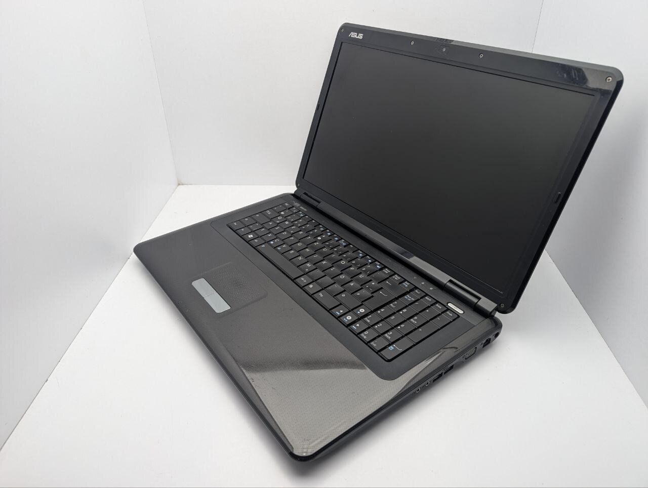 Ноутбук Asus X70I / 17.3" (1600x900) TN / Intel Pentium T4300 (2 ядра по 2.1 GHz) / 4 GB DDR2 / 500 GB HDD / nVidia GeForce GT 220M, 1 GB GDDR2, 128-bit / WebCam / DVD-ROM - Зображення 7