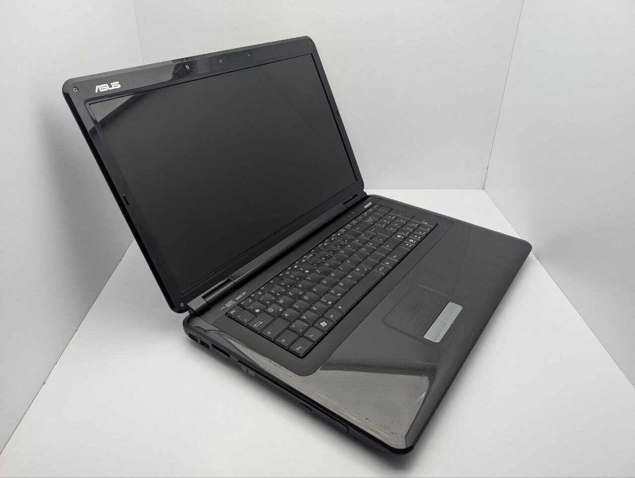 Ноутбук Asus X70I / 17.3" (1600x900) TN / Intel Pentium T4300 (2 ядра по 2.1 GHz) / 4 GB DDR2 / 500 GB HDD / nVidia GeForce GT 220M, 1 GB GDDR2, 128-bit / WebCam / DVD-ROM - Зображення 6