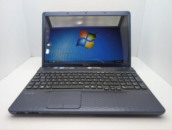 Ноутбук Sony VPC EH2M1E / 15.6" (1366x768) TN / Intel Core i3-2330M (2 (4) ядра по 2.2 GHz) / 6 GB DDR3 / 640 GB HDD / nVidia GeForce 410M, 1 GB GDDR3, 64-bit / WebCam / DVD-ROM - Зображення 2