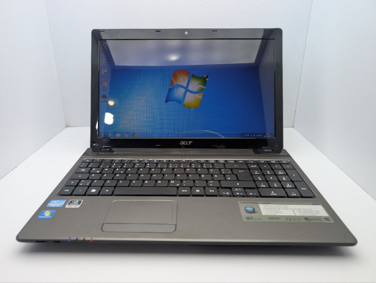 Ноутбук Acer Aspire 5750G / 15.6" (1366x768) TN / Intel Core i5-2430M (2 (4) ядра по 2.4 - 3.0 GHz) / 8 GB DDR3 / 750 GB HDD / nVidia GeForce GT 520M, 1 GB GDDR3, 64-bit / WebCam / DVD-ROM - Зображення 2