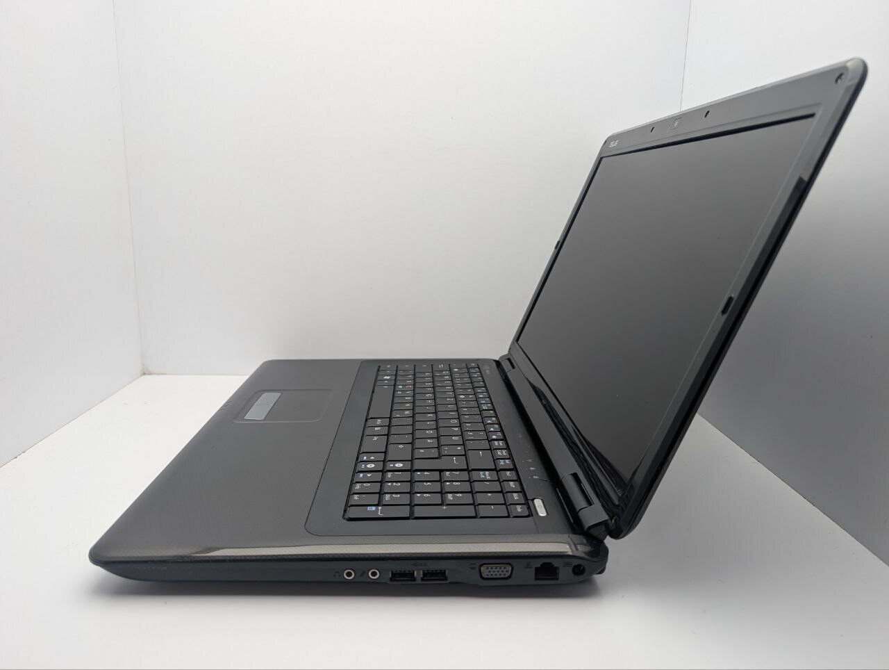 Ноутбук Asus X70I / 17.3" (1600x900) TN / Intel Pentium T4300 (2 ядра по 2.1 GHz) / 4 GB DDR2 / 500 GB HDD / nVidia GeForce GT 220M, 1 GB GDDR2, 128-bit / WebCam / DVD-ROM - Зображення 5