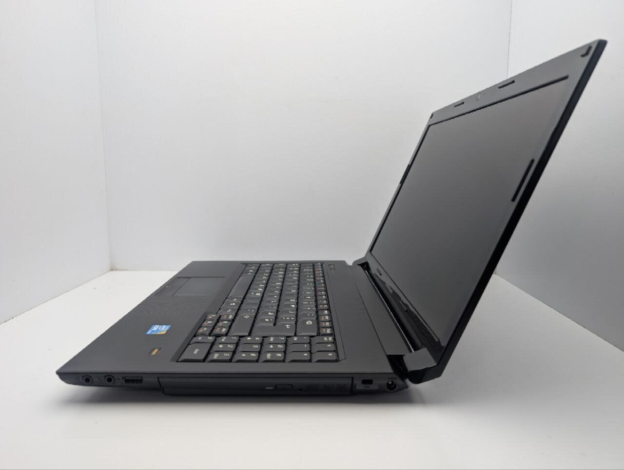 Ноутбук Lenovo B560 / 15.6" (1366x768) TN / Intel Core i3-380M (2 (4) ядра по 2.5 GHz) / 6 GB DDR3 / 320 GB HDD / Intel HD Graphics / WebCam / DVD-ROM - Зображення 5