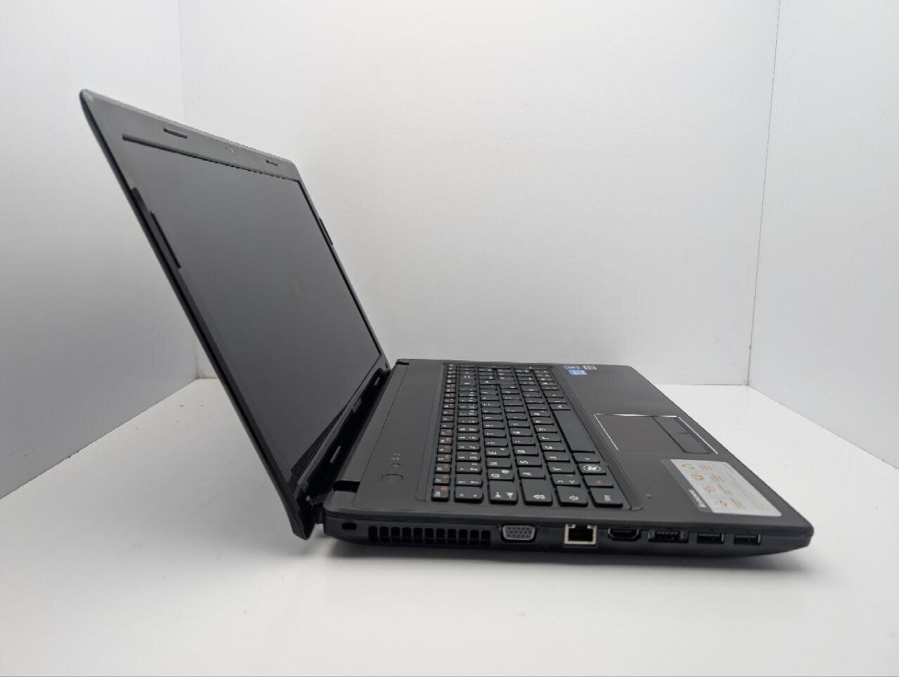 Ноутбук Lenovo G570 / 15.6" (1366x768) TN / Intel Core i3-2310M (2 (4) ядра по 2.1 GHz) / 8 GB DDR3 / 640 GB HDD / Intel HD Graphics 3000 / WebCam / DVD-ROM - Зображення 4