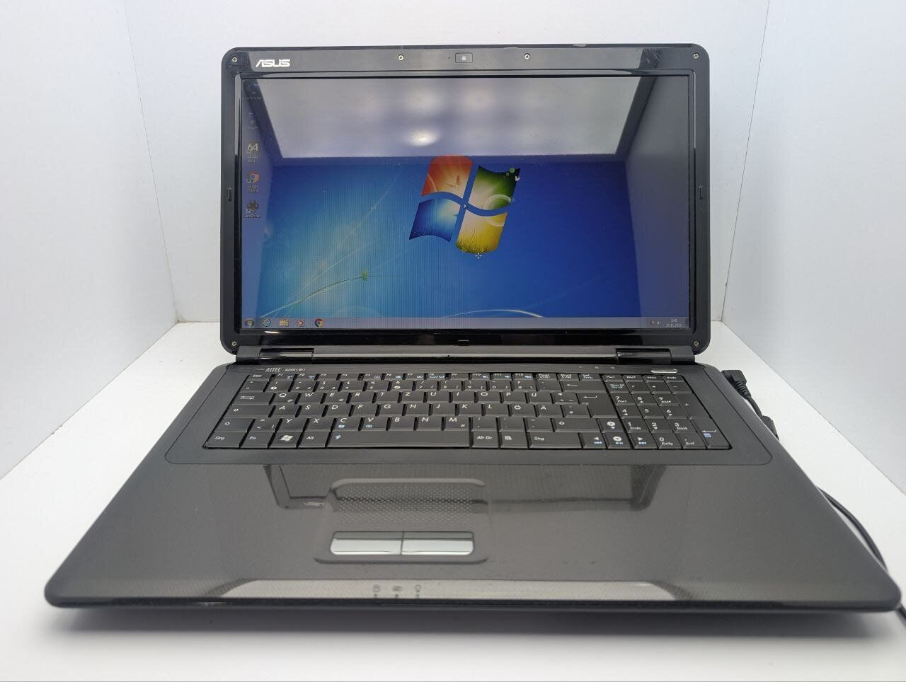 Ноутбук Asus X70I / 17.3" (1600x900) TN / Intel Pentium T4300 (2 ядра по 2.1 GHz) / 4 GB DDR2 / 500 GB HDD / nVidia GeForce GT 220M, 1 GB GDDR2, 128-bit / WebCam / DVD-ROM - Зображення 2