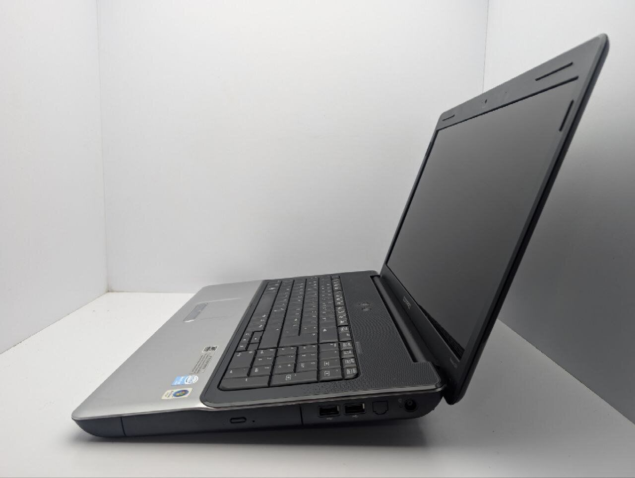Ноутбук HP Compaq CQ71 / 17.3" (1600x900) TN / Intel Pentium T3400 (2 ядра по 2.1 GHz) / 4 GB DDR2 / 320 GB HDD / Intel HD Graphics / WebCam / DVD-ROM - Зображення 5