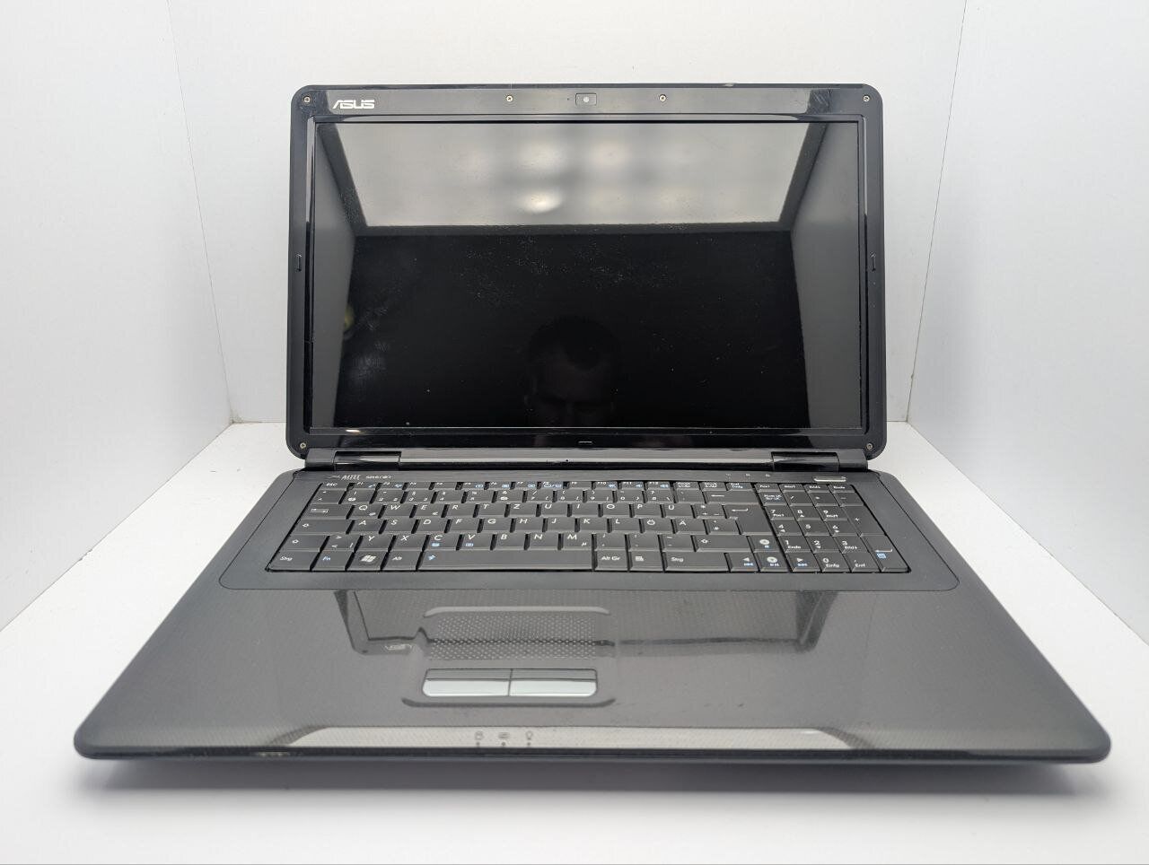 Ноутбук Asus X70I / 17.3" (1600x900) TN / Intel Pentium T4300 (2 ядра по 2.1 GHz) / 4 GB DDR2 / 500 GB HDD / nVidia GeForce GT 220M, 1 GB GDDR2, 128-bit / WebCam / DVD-ROM - Зображення 3