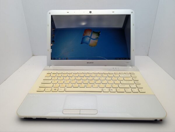 Ноутбук Sony VPCEA / 14" (1366x768) TN / Intel Core i3-350M (2 (4) ядра по 2.2 GHz) / 6 GB DDR3 / 320 GB HDD / Intel HD Graphics / WebCam / DVD-ROM - Зображення 2