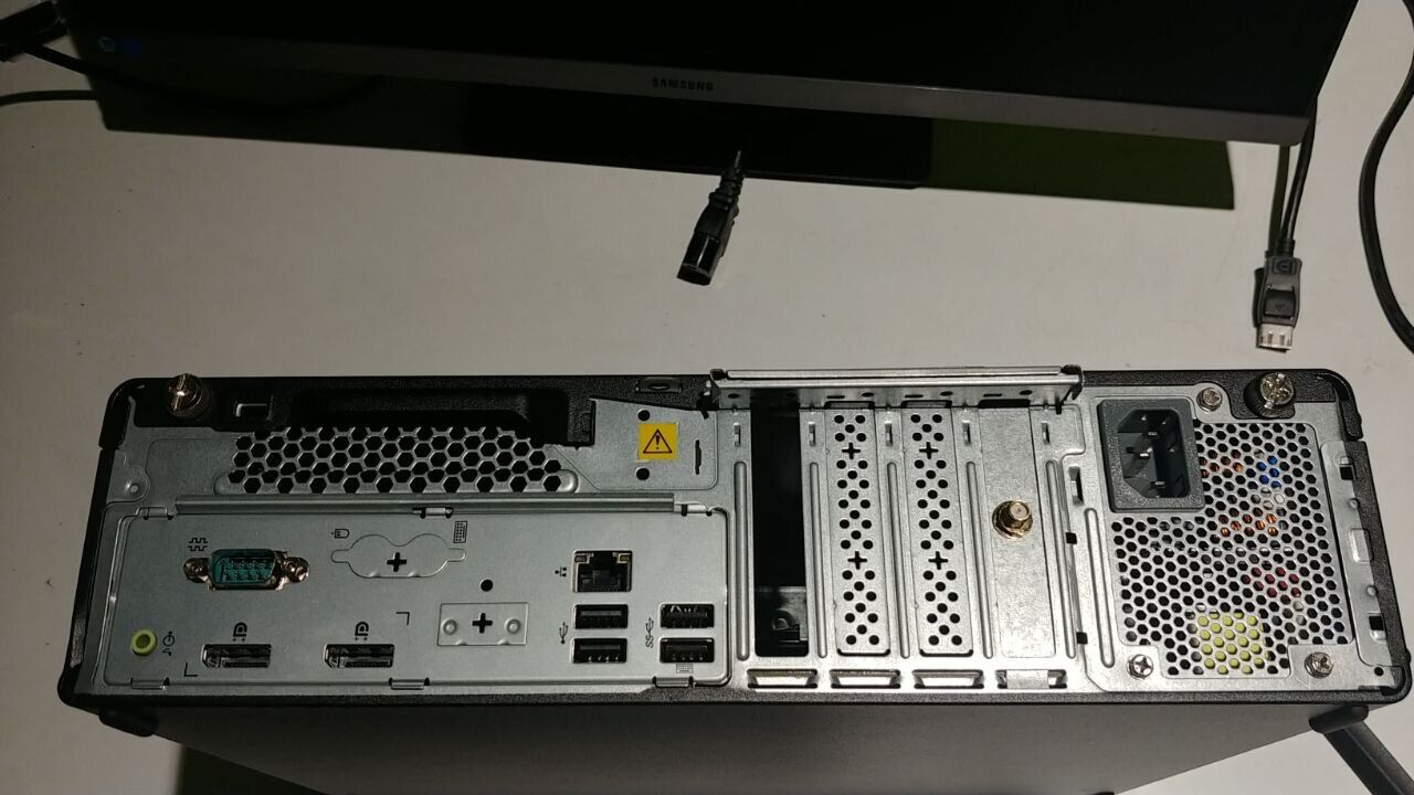 Комп'ютер Б-клас Lenovo ThinkStation P340 SFF / Intel Xeon W-1250 (6 (12) ядер по 3.3 - 4.7 GHz) / 16 GB DDR4 / 256 GB SSD / Intel UHD Graphics P630 / COM-порт / DisplayPort - Зображення 3