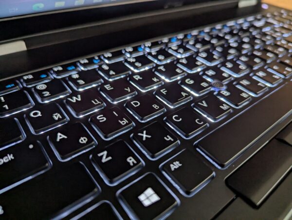 Ноутбук Dell Latitude E5570 / 15.6" (1366x768) TN / Intel Core i7-6820HQ (4 (8) ядра по 2.7 - 3.6 GHz) / 16 GB DDR4 / 512 GB SSD / AMD Radeon R7 M370, 2 GB GDDR5, 128-bit / VGA / WebCam / Windows 10 - Зображення 6