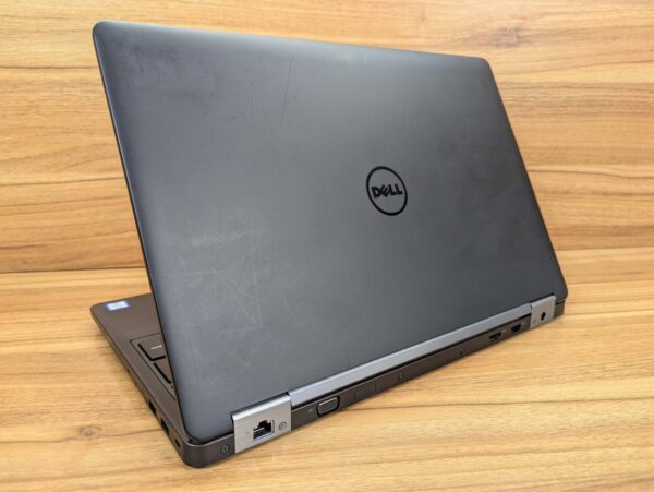 Ноутбук Dell Latitude E5570 / 15.6" (1366x768) TN / Intel Core i7-6820HQ (4 (8) ядра по 2.7 - 3.6 GHz) / 16 GB DDR4 / 512 GB SSD / AMD Radeon R7 M370, 2 GB GDDR5, 128-bit / VGA / WebCam / Windows 10 - Зображення 7