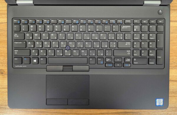 Ноутбук Dell Latitude E5570 / 15.6" (1366x768) TN / Intel Core i7-6820HQ (4 (8) ядра по 2.7 - 3.6 GHz) / 16 GB DDR4 / 512 GB SSD / AMD Radeon R7 M370, 2 GB GDDR5, 128-bit / VGA / WebCam / Windows 10 - Зображення 3