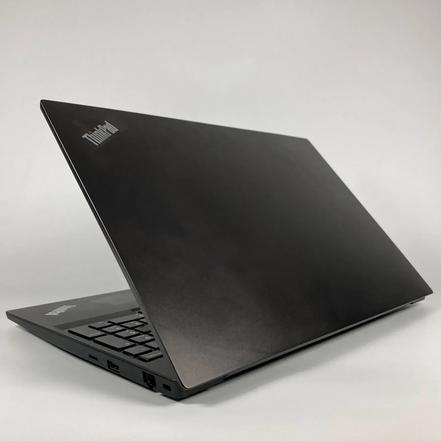 Ноутбук Lenovo ThinkPad E580 / 15.6" (1366x768) TN / Intel Core i5-8250U (4 (8) ядра по 1.6 - 3.4 GHz) / 16 GB DDR4 / 256 GB SSD / Intel HD Graphics 620 / WebCam / HDMI - Зображення 6