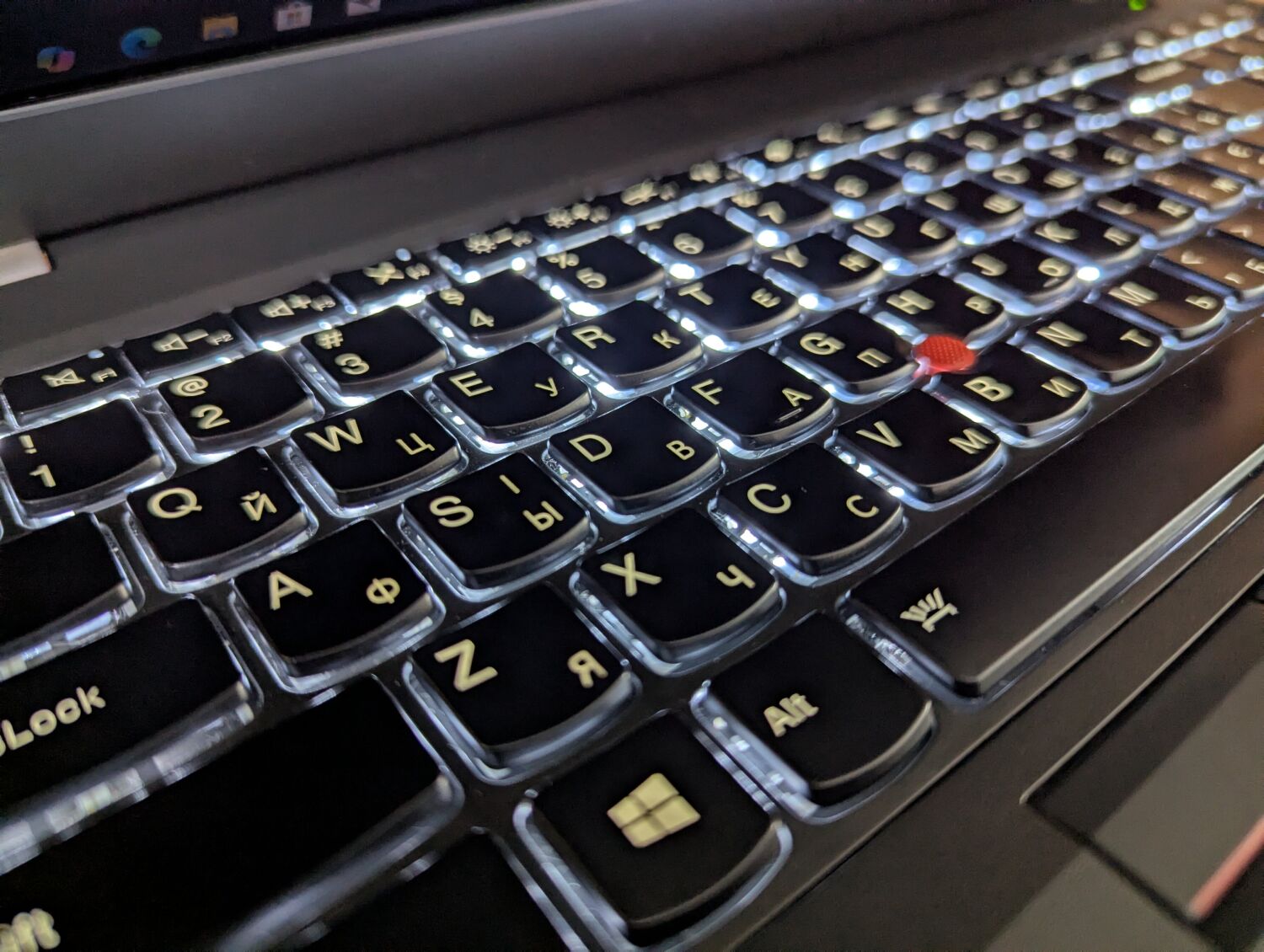 Ноутбук Lenovo ThinkPad T560 / 15.6" (1920x1080) IPS / Intel Core i5-6300U (2 (4) ядра по 2.4 - 3.0 GHz) / 8 GB DDR3 / 256 GB SSD / Intel HD Graphics 520 / WebCam / Fingerprint / Windows 10 - Зображення 6