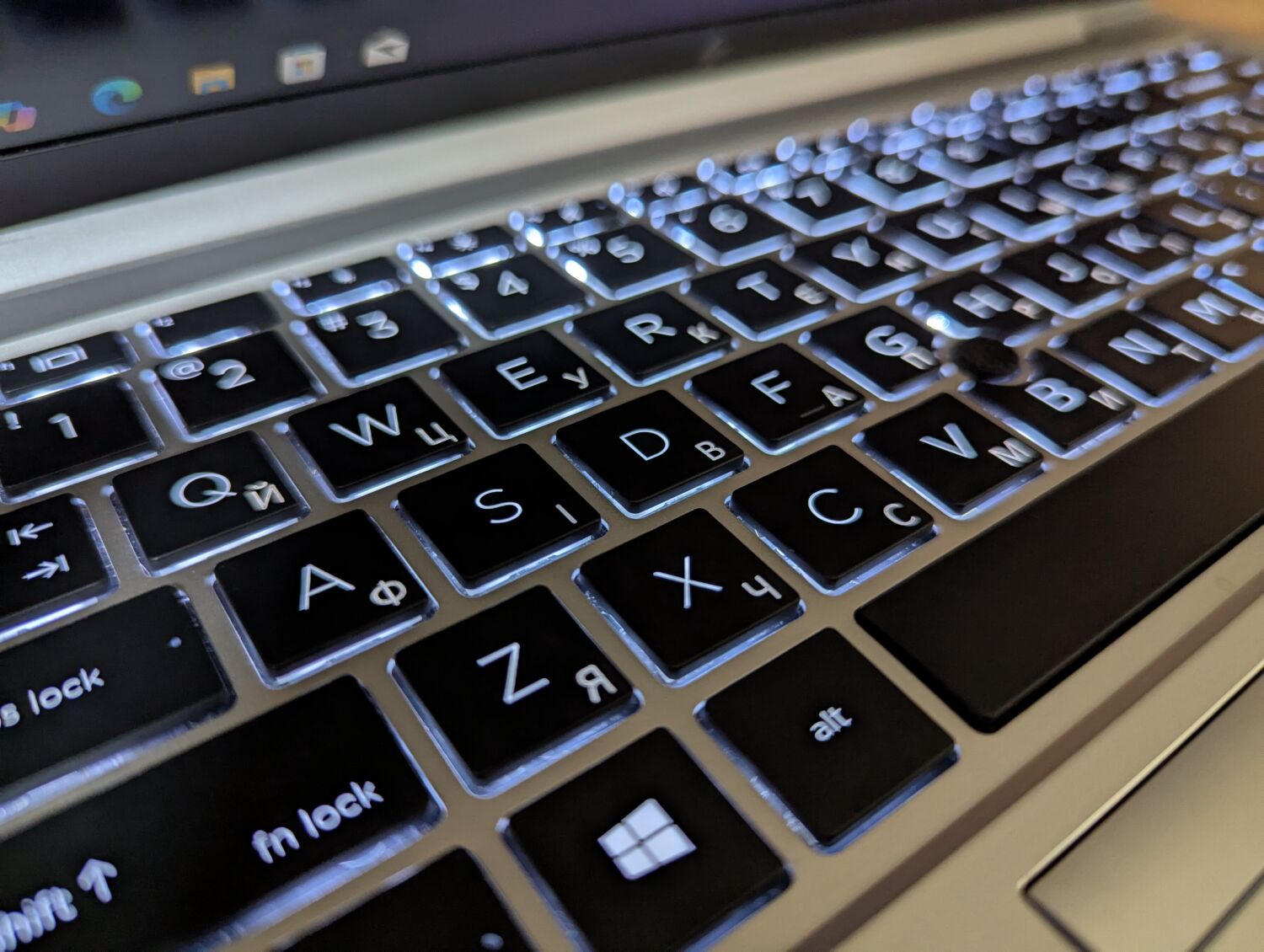 Ультрабук Б-клас HP EliteBook 840 G7 / 14" (1920x1080) IPS / Intel Core i7-10610U (4 (8) ядра по 1.8 - 4.9 GHz) / 16 GB DDR4 / 512 GB SSD / Intel UHD Graphics / Fingerprint / HDMI / Windows 10 - Зображення 7