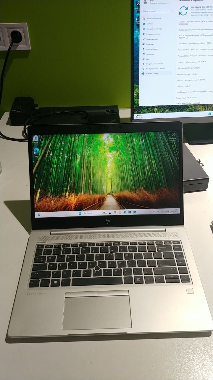Ультрабук Б-клас HP Elitebook 745 G5 / 14" (1920x1080) IPS / AMD Ryzen 7 2700U (4 (8) ядра по 2.2 - 3.8 GHz) / 8 GB DDR4 / 128 GB SSD / AMD Radeon Vega 10 Graphics / WebCam - Зображення 2