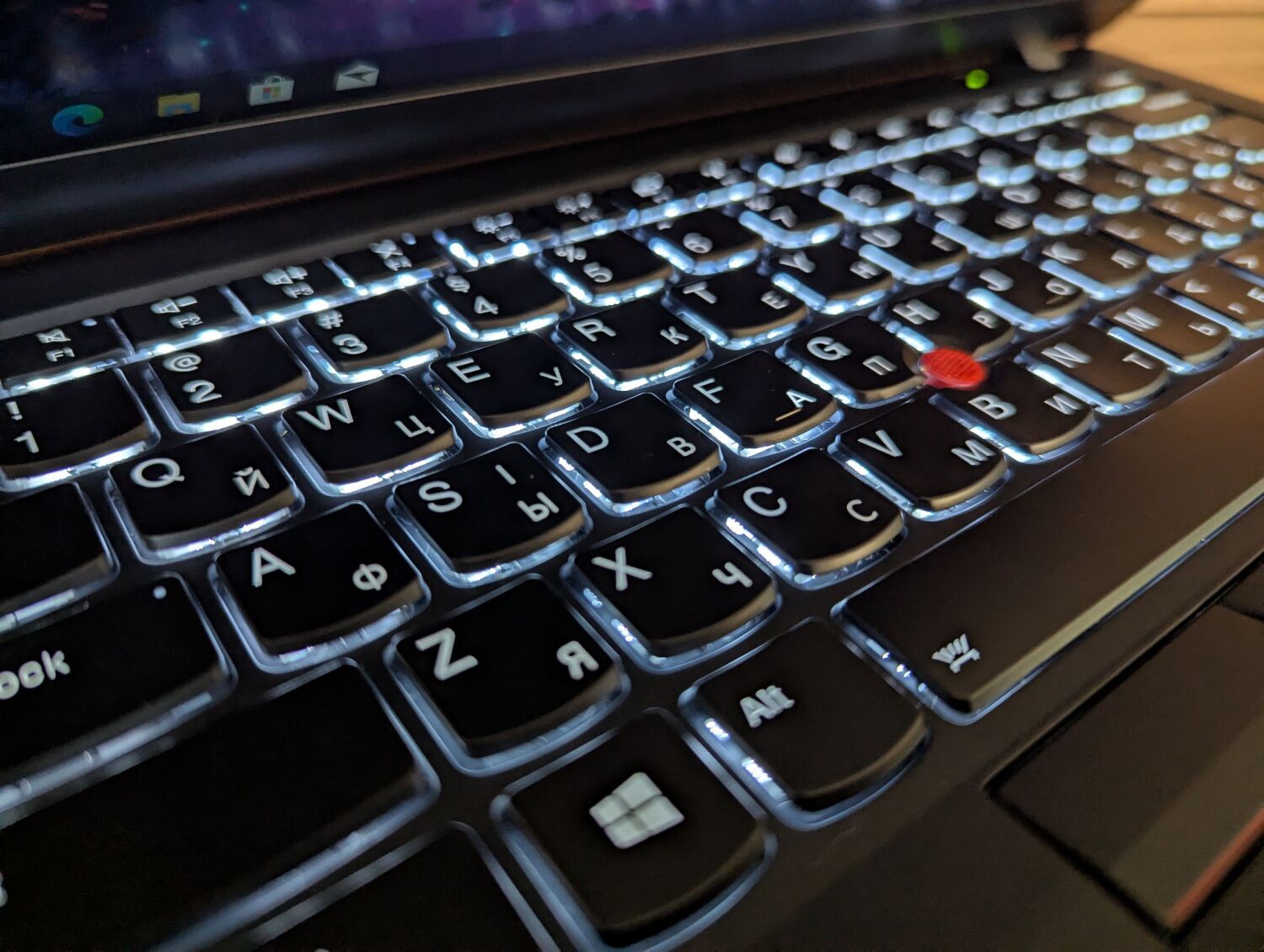 Ультрабук Lenovo ThinkPad x1 Carbon / 14" (1920x1080) IPS / Intel Core i5-6200U (2 (4) ядра по 2.3 - 2.8 GHz) / 8 GB DDR3 / 512 GB SSD / Intel HD Graphics 520 / WebCam / Fingerprint / Windows 10 - Зображення 6