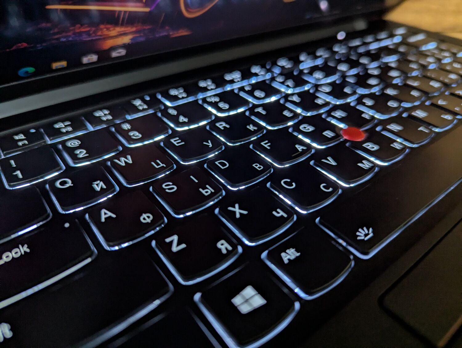 Ультрабук Lenovo ThinkPad X1 Carbon Gen9 / 14" (1920x1080) IPS / Intel Core i7-1165G7 (4 (8) ядра по 2.8 - 4.7 GHz) / 16 GB DDR4 / 480 GB SSD / Intel Iris Xe Graphics / WebCam / Windows 10 - Зображення 6