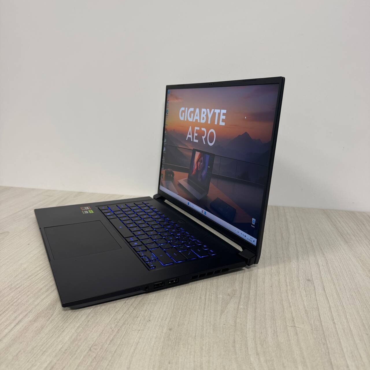 Ігровий ноутбук Gigabyte Aero X16 1WH / 16" (2560x1600) IPS / AMD Ryzen AI 7 350 (8 (16) ядер по 2.0 - 5.0 GHz) / 32 GB DDR5 / 1000 GB SSD NVMe / nVidia GeForce RTX 5070, 8 GB GDDR7, 128-bit / WebCam - Зображення 5