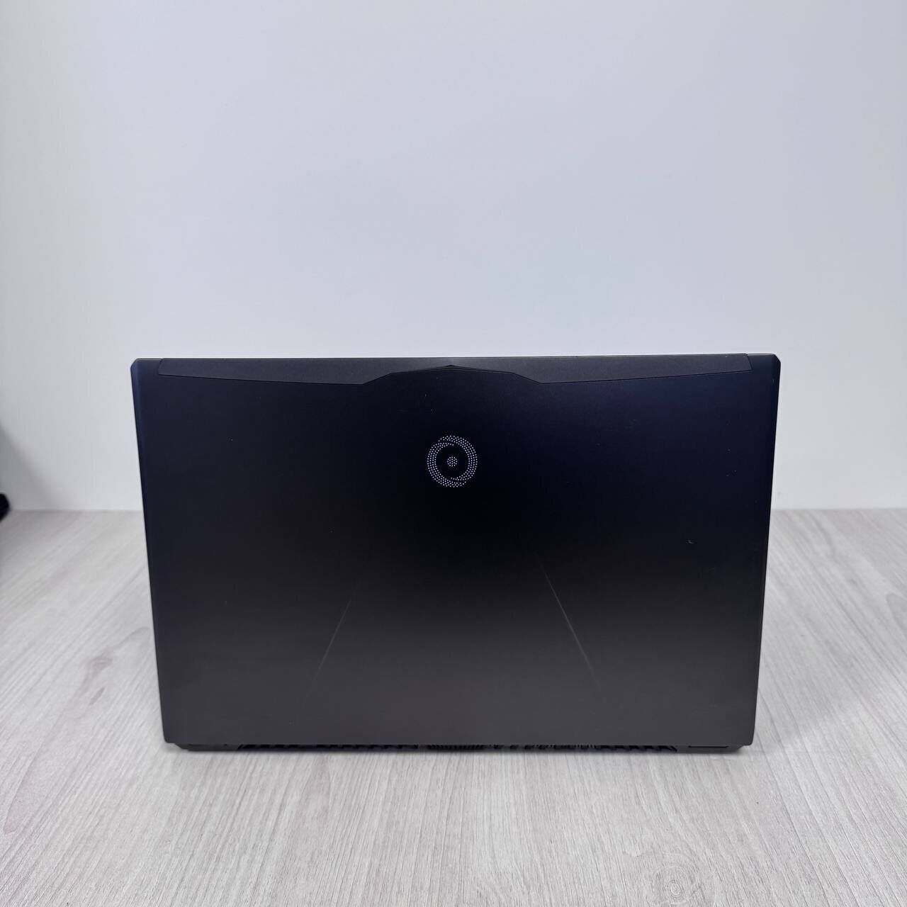 Ігровий ноутбук Origin Evo-15S P950HR-U / 15.6" (3840x2160) IPS / Intel Core i7-7700HQ (4 (8) ядра по 2.8 - 3.8 GHz) / 16 GB DDR4 / 500 GB SSD / nVidia GeForce GTX 1070 Max-Q, 8 GB GDDR5, 256-bit / WebCam - Зображення 3
