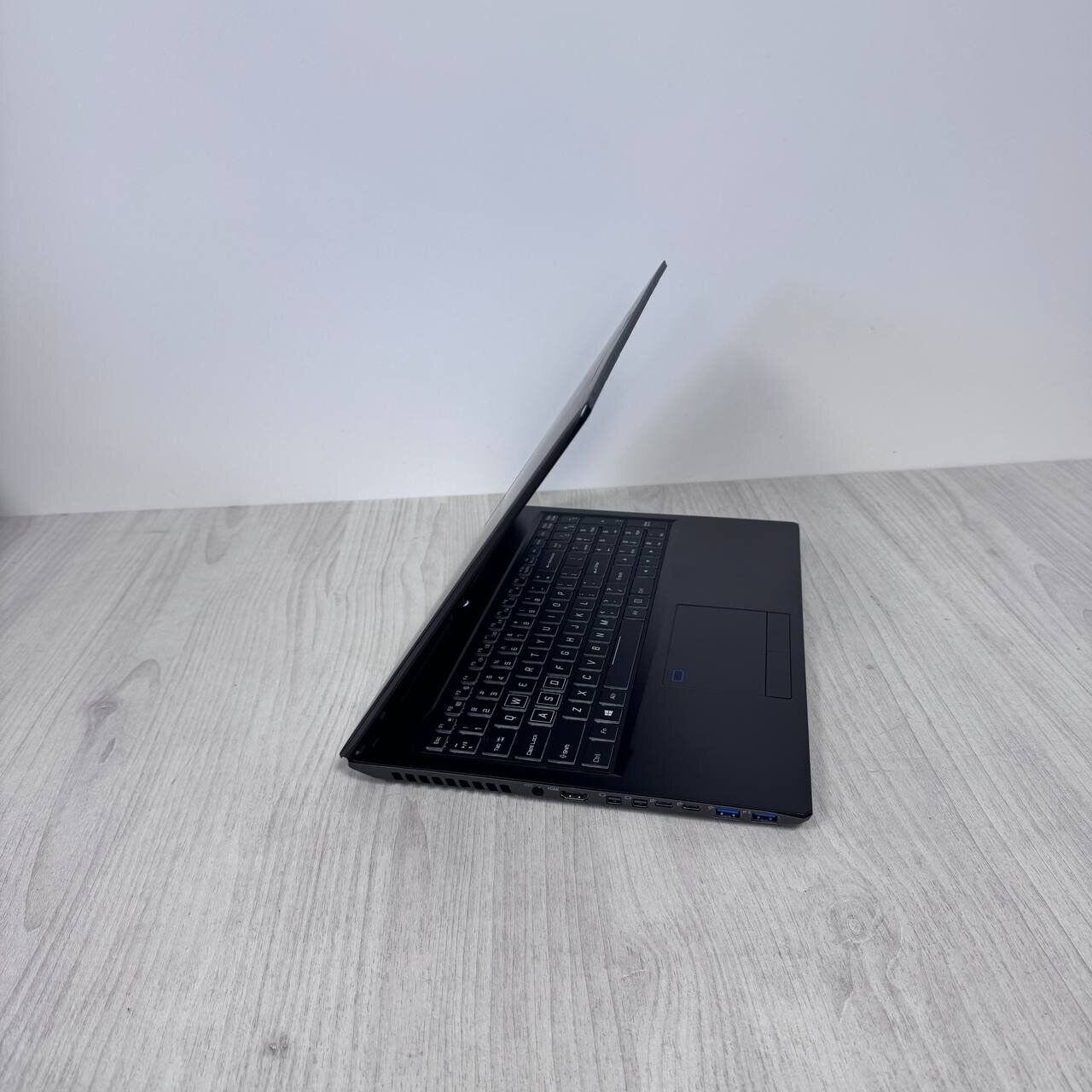 Ігровий ноутбук Origin Evo-15S P950HR-U / 15.6" (3840x2160) IPS / Intel Core i7-7700HQ (4 (8) ядра по 2.8 - 3.8 GHz) / 16 GB DDR4 / 500 GB SSD / nVidia GeForce GTX 1070 Max-Q, 8 GB GDDR5, 256-bit / WebCam - Зображення 6