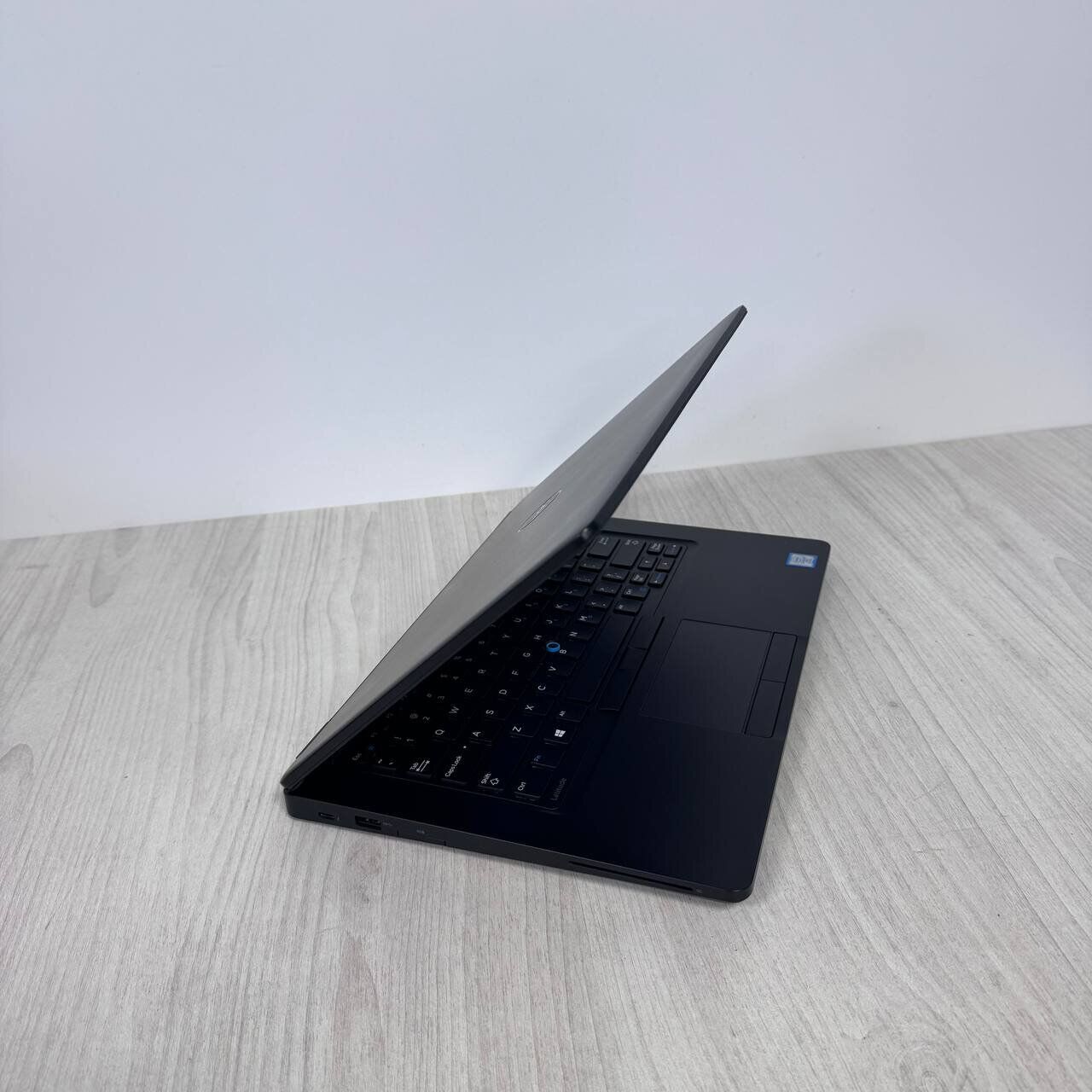 Ультрабук Б-клас Dell Latitude 5480 / 14" (1920x1080) IPS / Intel Core i7-7820HQ (4 (8) ядра по 2.9 - 3.9 GHz) / 8 GB DDR4 / 128 GB SSD M.2 / nVidia GeForce 930MX, 2 GB DDR3, 64-bit / WebCam - Зображення 6