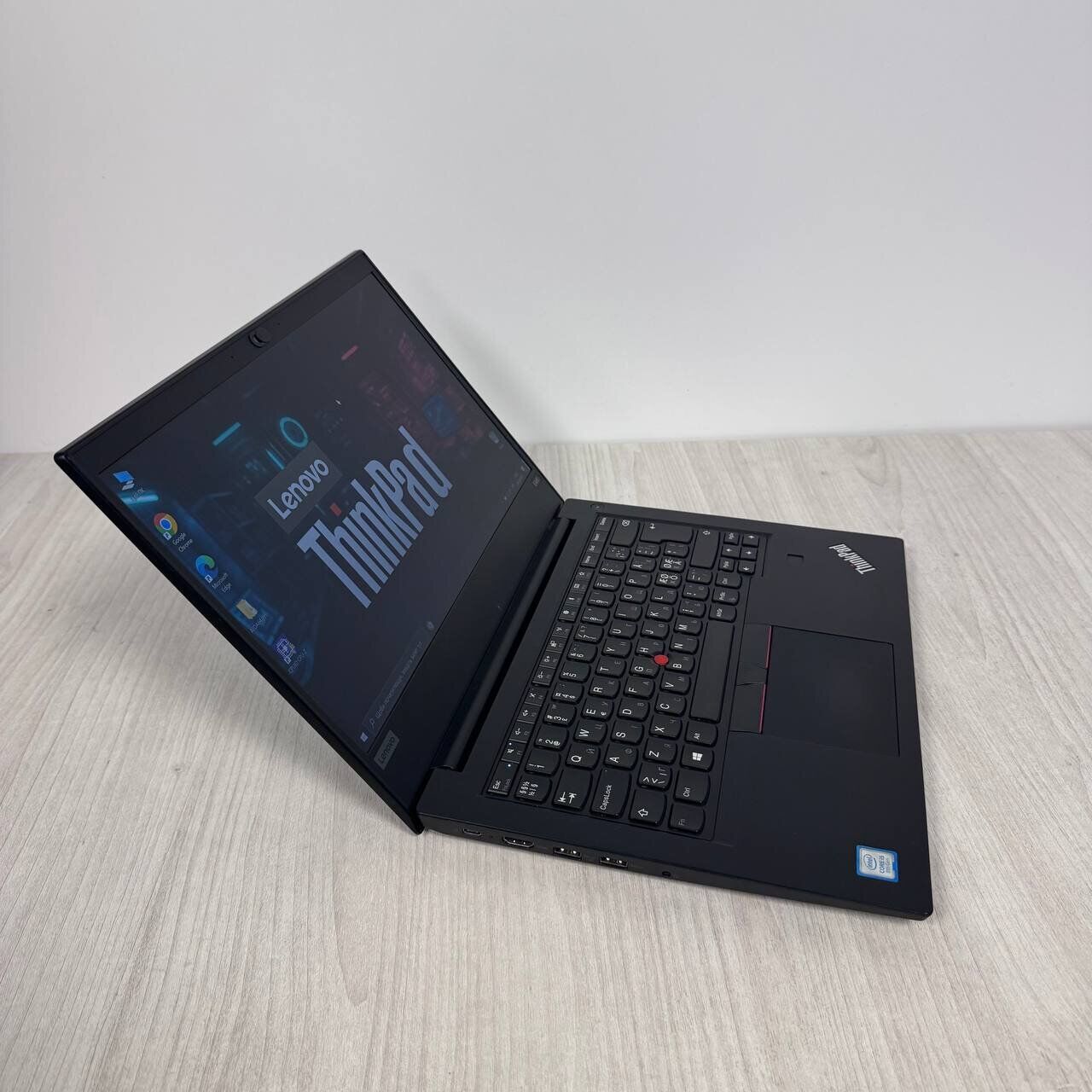 Ноутбук Lenovo ThinkPad E480 / 14" (1920x1080) IPS / Intel Core i5-8250U (4 (8) ядра по 1.6 - 3.4 GHz) / 8 GB DDR4 / 256 GB SSD NVMe / Intel UHD Graphics 620 / WebCam - Зображення 4