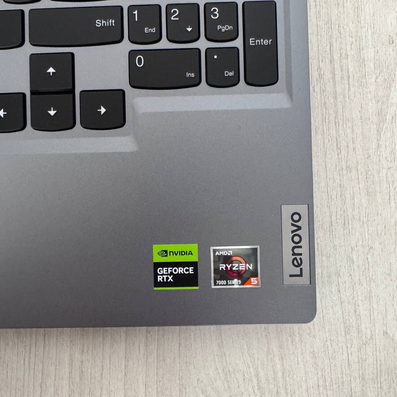 Ігровий ноутбук Lenovo LOQ 15ARP9 / 15.6" (1920x1080) IPS / AMD Ryzen 5 7235HS (4 (8) ядра по 3.2 - 4.2 GHz) / 12 GB DDR5 / 512 GB SSD NVMe / nVidia GeForce RTX 4050, 6 GB GDDR6, 96-bit / WebCam - Зображення 9