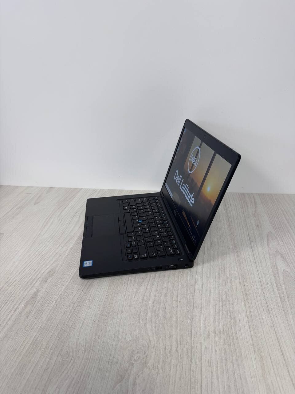 Ультрабук Dell Latitude 5480 / 14" (1920x1080) IPS / Intel Core i5-7200U (2 (4) ядра по 2.5 - 3.1 GHz) / 8 GB DDR4 / 120 GB SSD / Intel HD Graphics 620 / WebCam - Зображення 5