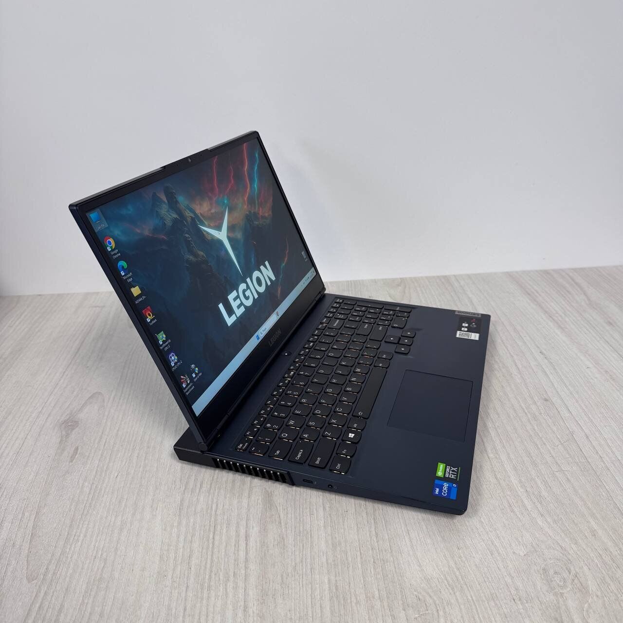 Ігровий ноутбук Б-клас Lenovo Legion 5 15ITH6H / 15.6" (1920x1080) IPS / Intel Core i7-11800H (8 (16) ядер по 2.3 - 4.6 GHz) / 16 GB DDR5 / 512 GB SSD NVMe / nVidia GeForce RTX 3070, 8 GB GDDR6, 256-bit / WebCam - Зображення 3