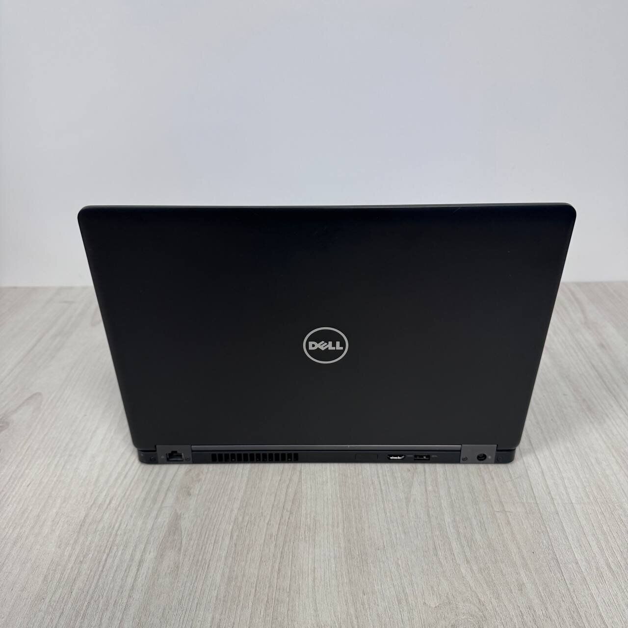 Ультрабук Б-клас Dell Latitude 5480 / 14" (1920x1080) IPS / Intel Core i7-7820HQ (4 (8) ядра по 2.9 - 3.9 GHz) / 8 GB DDR4 / 128 GB SSD M.2 / nVidia GeForce 930MX, 2 GB DDR3, 64-bit / WebCam - Зображення 3