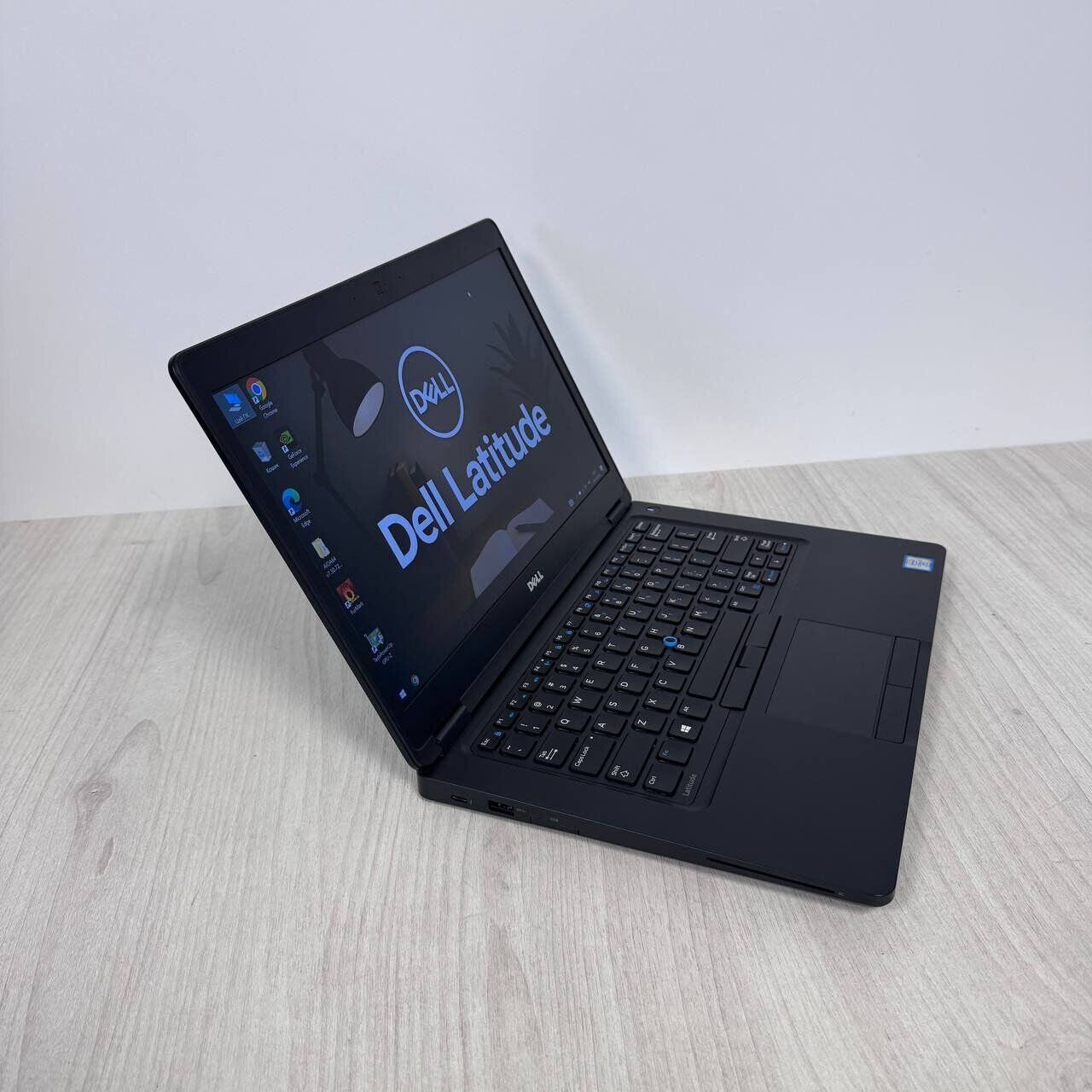 Ультрабук Б-клас Dell Latitude 5480 / 14" (1920x1080) IPS / Intel Core i7-7820HQ (4 (8) ядра по 2.9 - 3.9 GHz) / 8 GB DDR4 / 128 GB SSD M.2 / nVidia GeForce 930MX, 2 GB DDR3, 64-bit / WebCam - Зображення 4