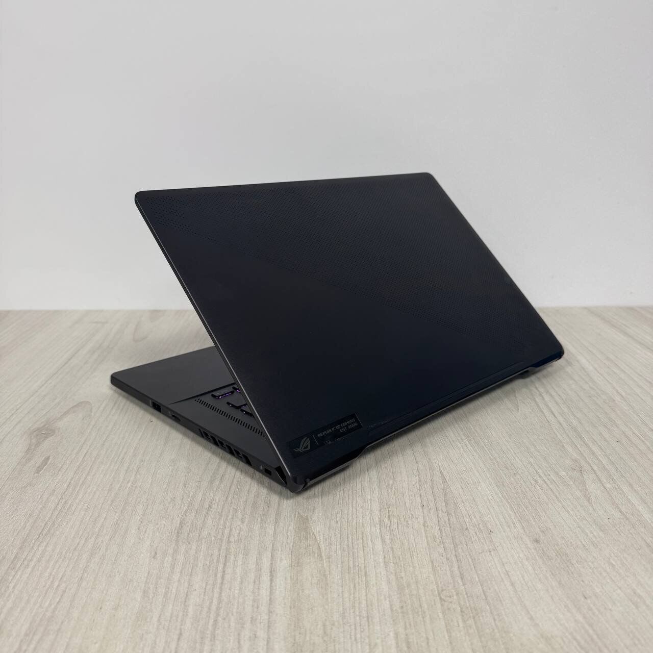 Ігровий ультрабук Asus ROG Zephyrus G15 GA503QS / 15.6" (2560x1440) IPS / AMD Ryzen 9 5900HS (8 (16) ядер по 3.0 - 4.6 GHz) / 16 GB DDR4 / 1000 GB SSD NVMe / nVidia GeForce RTX 3080, 8 GB GDDR6, 256-bit - Зображення 6