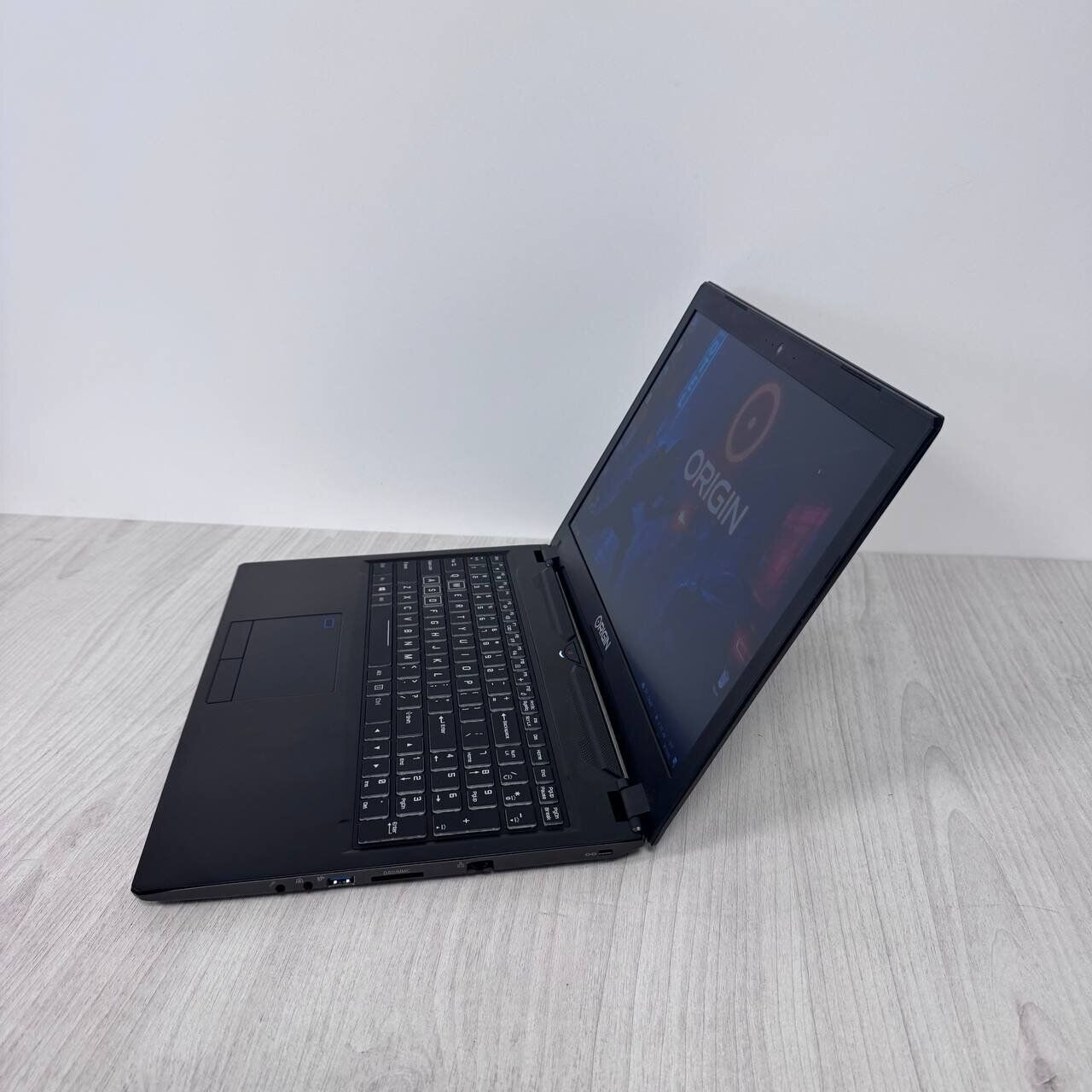 Ігровий ноутбук Origin Evo-15S P950HR-U / 15.6" (3840x2160) IPS / Intel Core i7-7700HQ (4 (8) ядра по 2.8 - 3.8 GHz) / 16 GB DDR4 / 500 GB SSD / nVidia GeForce GTX 1070 Max-Q, 8 GB GDDR5, 256-bit / WebCam - Зображення 5