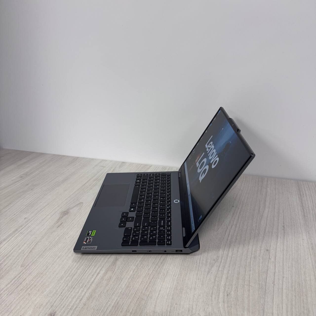 Ігровий ноутбук Lenovo LOQ 15ARP9 / 15.6" (1920x1080) IPS / AMD Ryzen 5 7235HS (4 (8) ядра по 3.2 - 4.2 GHz) / 12 GB DDR5 / 512 GB SSD NVMe / nVidia GeForce RTX 4050, 6 GB GDDR6, 96-bit / WebCam - Зображення 5