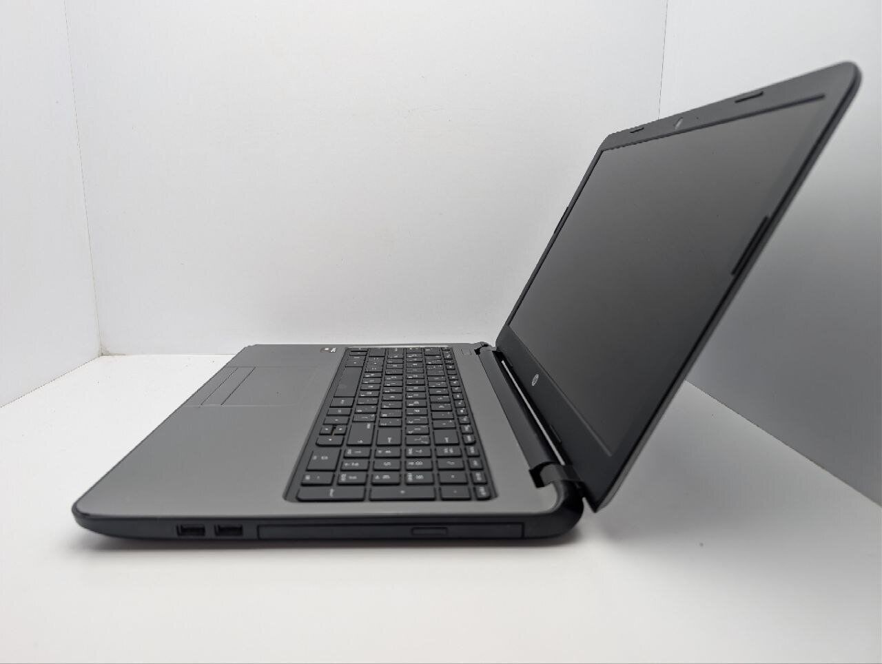 Ноутбук HP 15 g003sr / 15.6" (1366x768) TN / AMD A8-6410 (4 ядра по 2.0 - 2.4 GHz) / 8 GB DDR3 / 128 GB SSD / AMD Radeon R5 Graphics / WebCam / DVD-ROM - Зображення 5