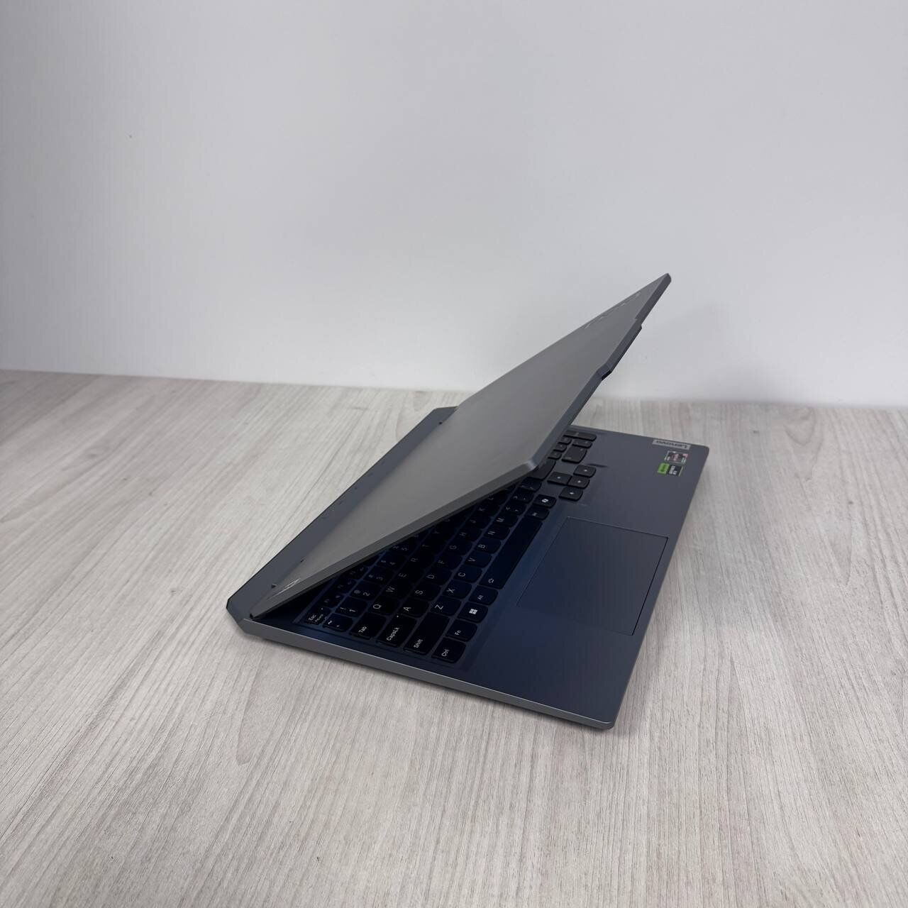 Ігровий ноутбук Lenovo LOQ 15ARP9 / 15.6" (1920x1080) IPS / AMD Ryzen 5 7235HS (4 (8) ядра по 3.2 - 4.2 GHz) / 12 GB DDR5 / 512 GB SSD NVMe / nVidia GeForce RTX 4050, 6 GB GDDR6, 96-bit / WebCam - Зображення 6
