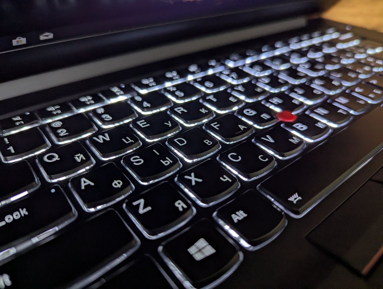 Мобільна робоча станція Lenovo ThinkPad P1 Gen 3 / 14" (1920x1080) IPS / Intel Core i7-10750H (6 (12) ядер по 2.6 - 5.0 GHz) / 32 GB DDR4 / 1000 GB SSD / nVidia Quadro T2000 Max-Q, 4 GB GDDR5, 128-bit / WebCam / Windows 10 - Зображення 5